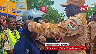 Sécurité routière : le ministre Mahamadou SANA, montre aux citoyens comment bien porter leur casque