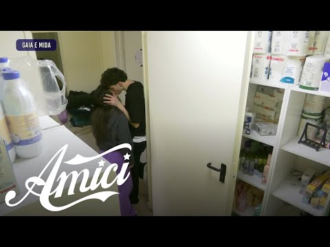 Amici 23 - Il bacio tra Gaia e Mida