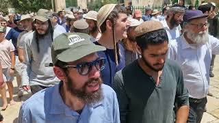 אלפי יהודים בתשעה באב בהר הבית עולים בטהרה לבנות את בית המקדש (הערוץ של ישיבת הר הבית) - התמונה מוצגת ישירות מתוך אתר האינטרנט יוטיוב. זכויות היוצרים בתמונה שייכות ליוצרה. קישור קרדיט למקור התוכן נמצא בתוך דף הסרטון