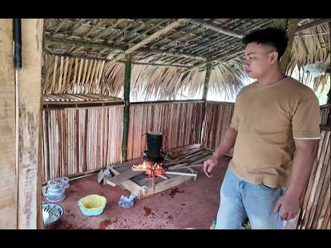 Tham helps Duyen prepare the meal for the housewarming party.