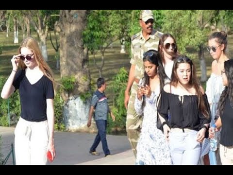 SRK's daughter Suhana Khan visits Taj Mahal in Agra with her friends from abroad