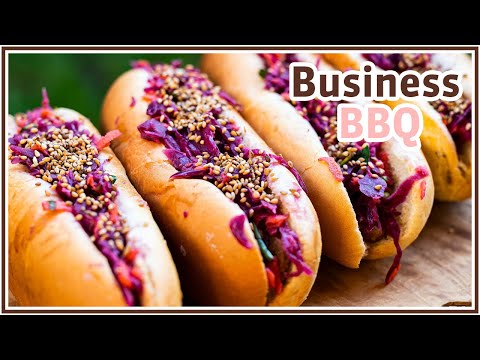 Lucia Aurich & DANiEL HiLPERT zu Gast bei BusinessBBQ // Veggie Hotdogs mit Rotkohl-Möhren-Slaw