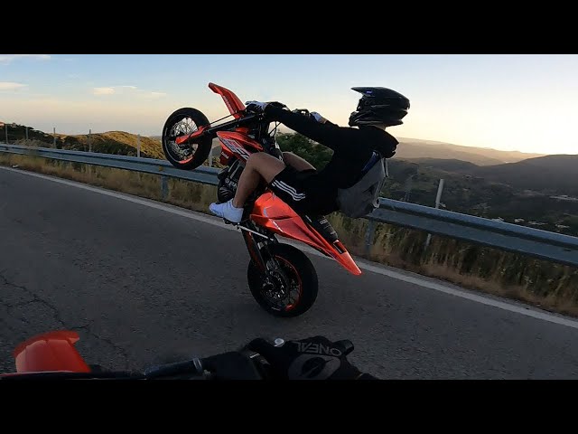 Vídeo relacionado con Wheelie Motocross Supermoto Supermotard Enduro Resumen Camiseta
