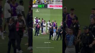 Download lagu Ohio police drag away football pitch invader in pre-World Cup friendly mp3