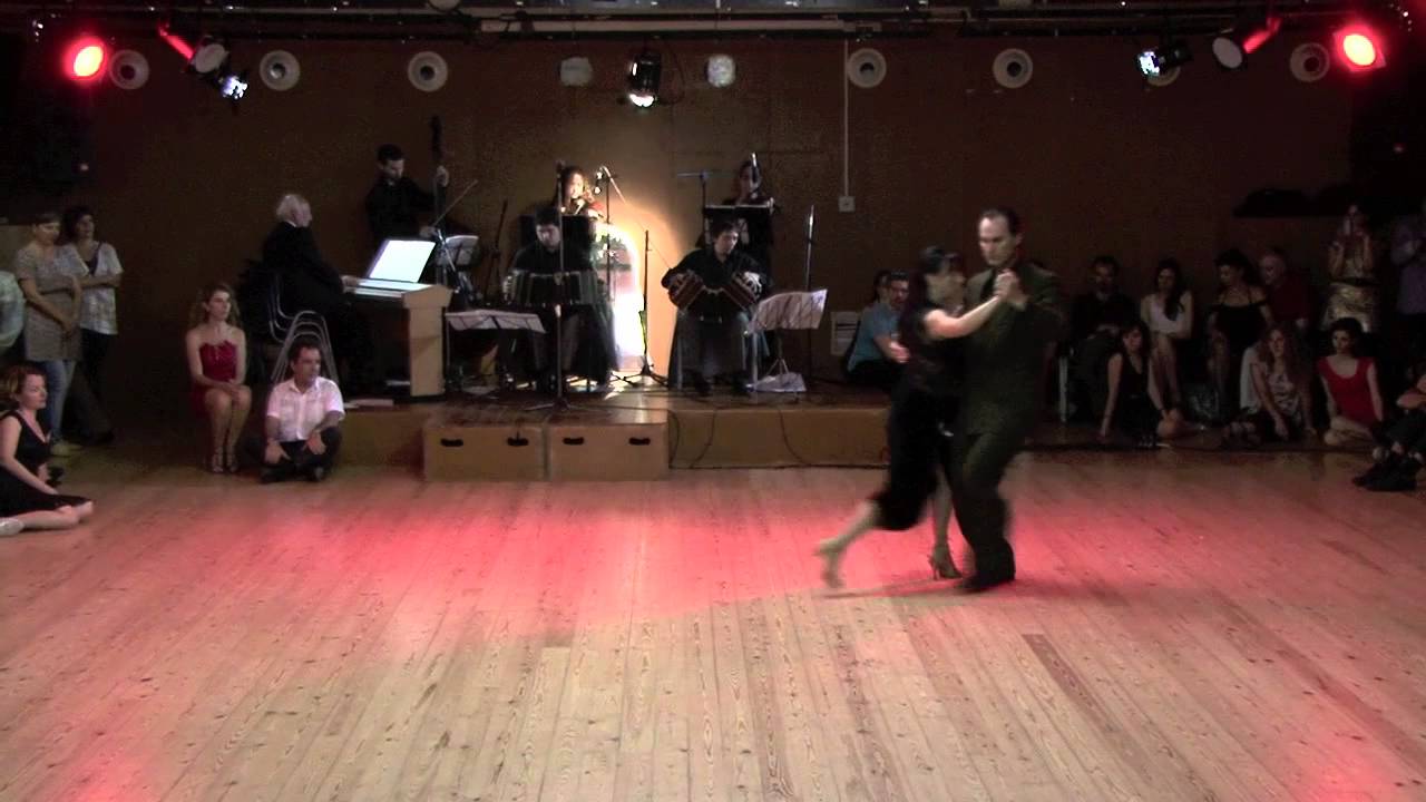 Jorge Udrisard y Antonia Barrera junto al Sexteto Roberto Siri