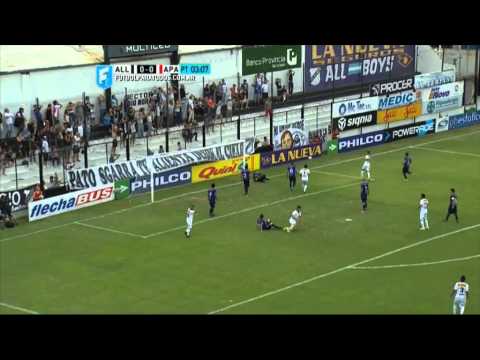 Arce le tapa el gol a Pirchio. All Boys 0 - Atlético Tucumán 0. Primera B Nacional 2015. FPT.