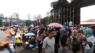 Jelang Closing Ceremony Asian Games 2018 Kawasan GBK Hujan, Pengunjung Cari Tempat Berteduh