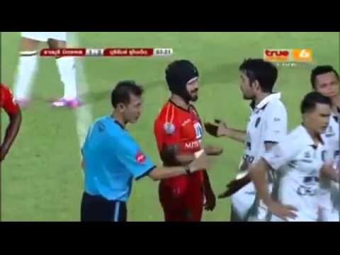 Futbolista Suspendido Un Año por Patear Botella tras Expulsion