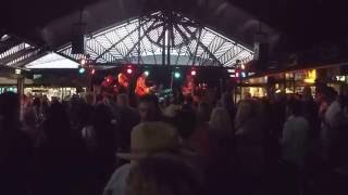 GANGgajang tocando 'This is Australia/Sounds of Then' en Byron Bay