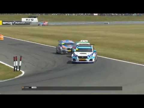 Plato overtake on Ingram at BTCC Snetterton August 2016