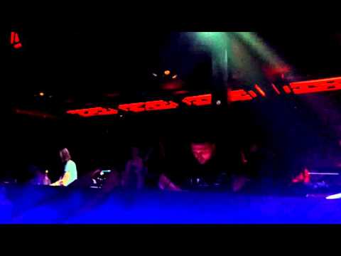 Nick Bril playing "Quantus - Touched End (Hypnotised & PatriZe Remix)" at Labyrinth Club (Belgium)