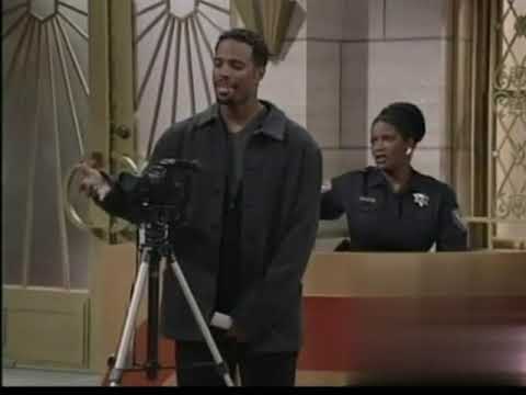 The Wayans Bros 5x07 - Marlon throws a football at Pops