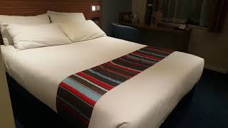 Travelodge London UK: tour inside Finsbury Park Hotel with ensuite England