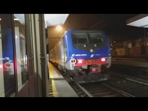 Mazinga e464 252,transito treno regionale veloce,in una fredda serata con nevischio a Ronco Scrivia