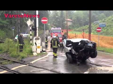 Auto travolta al passaggio a livello a Gallarate