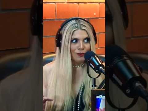 Passei por diferentes tipos de bullings ao longo da minha carreira. #AdryanaRibeiro #pagode