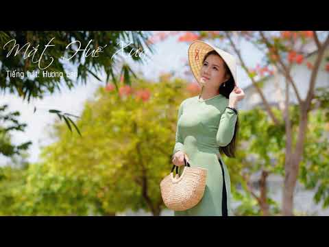 Thể hiện bởi Hương Lan