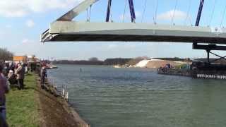 preview picture of video 'Nieuwe brug Viersel vaart naar zijn bestemming'