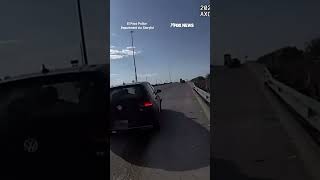 Download lagu Pengemudi tidak fokus hampir MENABRAK polisi saat pemeriksaan lalu lintas #shorts mp3