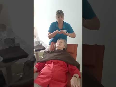 Senioren nehmen an gemeinsamer Aktivität in der Tagespflege Leipzig-Stötteritz teil