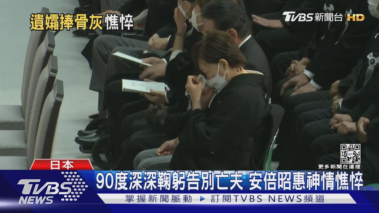 淚捧安倍晉三骨灰 傳安倍昭惠喪夫借酒澆愁