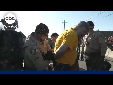 Several protesters detained outside Chicago-area ICE detention center