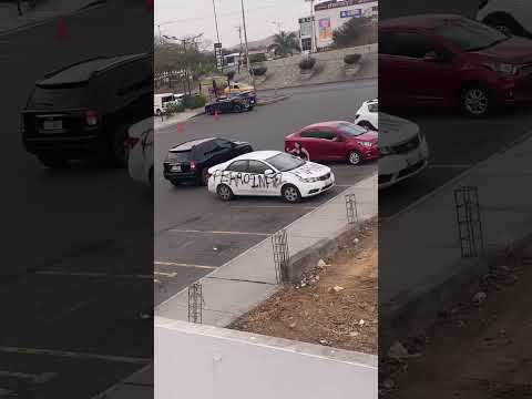 Por infiel una mujer le dejó un "bonito recuerdo" en el carro a su ex en un parqueadero de La Aurora