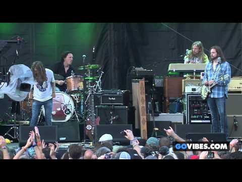The Black Crowes performs 