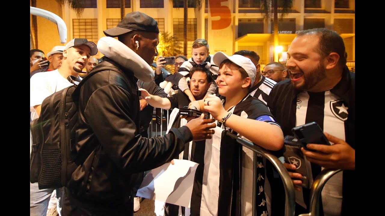 VÍDEO: Botafogo chega a Curitiba recebido pela torcida, e sócios conhecem jogadores no hotel