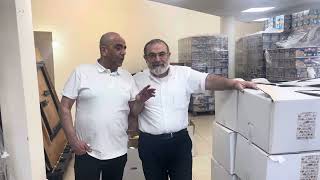 עופר איובי ״איש החסד״ בחלוקת אוכל לחג הפסח לכל נצרך (רדיו כל האמת) - התמונה מוצגת ישירות מתוך אתר האינטרנט יוטיוב. זכויות היוצרים בתמונה שייכות ליוצרה. קישור קרדיט למקור התוכן נמצא בתוך דף הסרטון