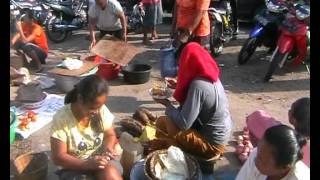 preview picture of video 'Pasar Saparua. Hari Saptu  12-05-2012'