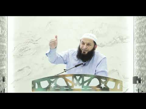 Këmisha me zbukurime, pantallonat nën zogun e këmbës dhe fustani i gruasë gjatë namazit..