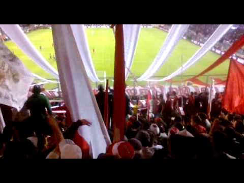 ""Vamo vamo independiente yo te sigo..." + "De pendejo te segui nunca voy a dejarte..." Barra: La Barra del Rojo • Club: Independiente • País: Argentina