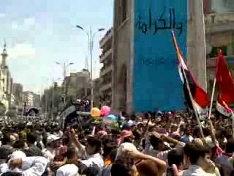 مظاهرة في ساحة العاصي في مدينة حماة في جمعة "ارحل"