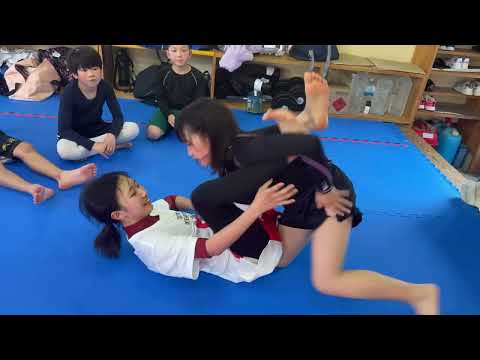 中学最強女子VS小学最強女子柔術スパーリング