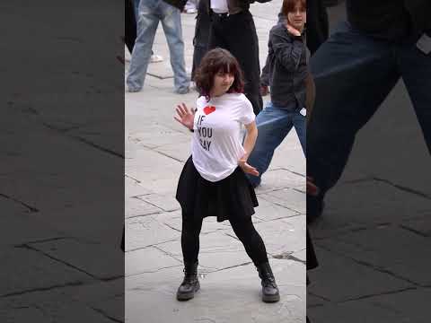 BLACKPINK Jennie Performs 'Solo' in Florence, Fans React Enthusiastically