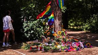 Berlín presenta un banco arcoíris en homenaje a las víctimas del ataque al Orgullo