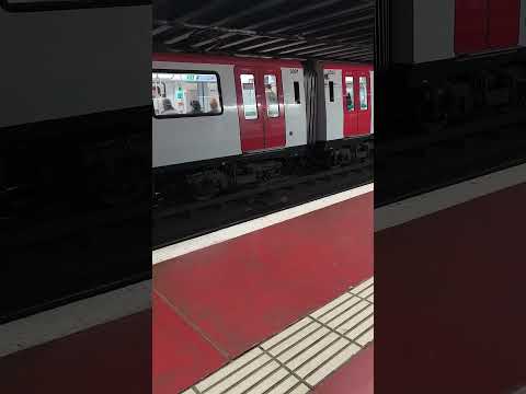 Metro Barcelona L1 Serie 8089 Saliendo de Torrassa