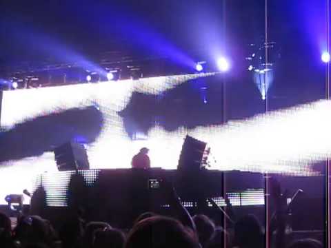Tiësto plays "Dubguru - U Got 2 Know (Original Mix)" [HQ Audio]