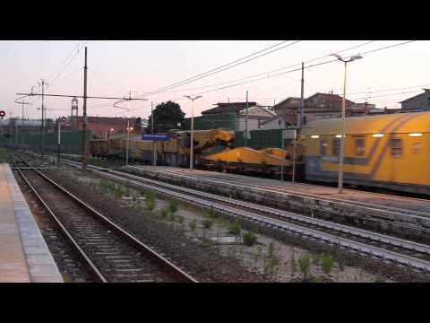 FS E655.510 + Carro Gru in transito nella stazione di Monterotondo