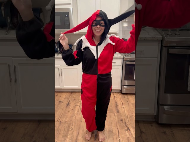 Vídeo relacionado con Rubies Disfraz Harley Quinn OPP para mujer, Chaqueta y pantalón impresos digitalmente, Licencia Oficial DC Comics, Escuadrón Suicida, Joker para Halloween, Carnaval, Fiestas y Cosplay