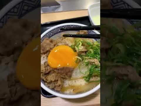 Estourando ovo cru em Yoshinoya, Japão