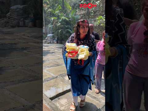 Raveena Tandon DISTRIBUTES sweet to paps; WISHES them Happy Holi 🎉 #raveenatandon #shorts