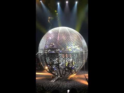 Zircus Flic Flac Unfall in der Todeskugel mit 10 Motorrädern 2.1.2015