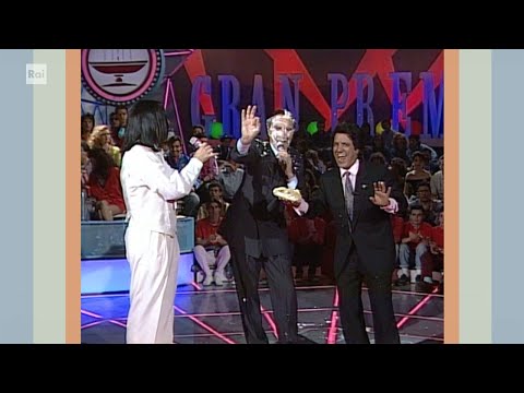 Torta in faccia a Pippo Baudo mentre canta "Tre somari e tre briganti" a Gran Premio del 26/04/1990