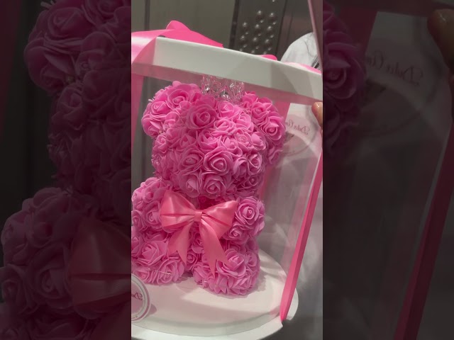 Vídeo relacionado con GOICC Rosa Eterna Natural Cuddle Oso Regalos Originales con Collar para Mujer Flor Rosa Preservada para Novia Mamá Abuela para Día de la Madre San Valentin Navidad Cumpleaños Aniversario
