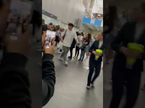 iKON has been arriving in Mexico. Hevaefun iKONIC Mexico!! #ikon #ikoninmexico