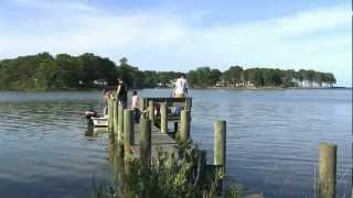 preview picture of video 'Crabbing at the dock on the Chesapeake Bay'