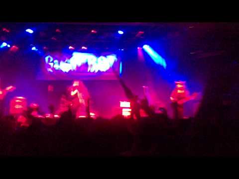 Gigatrón en el Festival Mundo Idiota 2012. "Banderas de Roña"