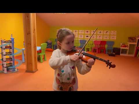 Alicja K. 5 lat. Zapisać na zajęcia gry na skrzypcach było jej marzeniem.
